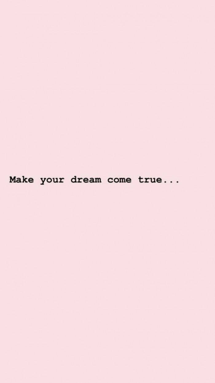 語錄 桌布 壁紙 — 簡約粉色背景，中央黑色文字寫著「Make your dream come true...」，採用乾淨的無襯線字體。