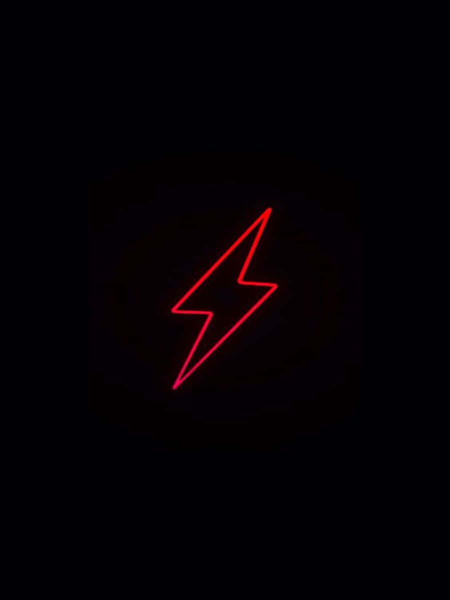 在黑暗中發光的紅色霓虹閃電。
