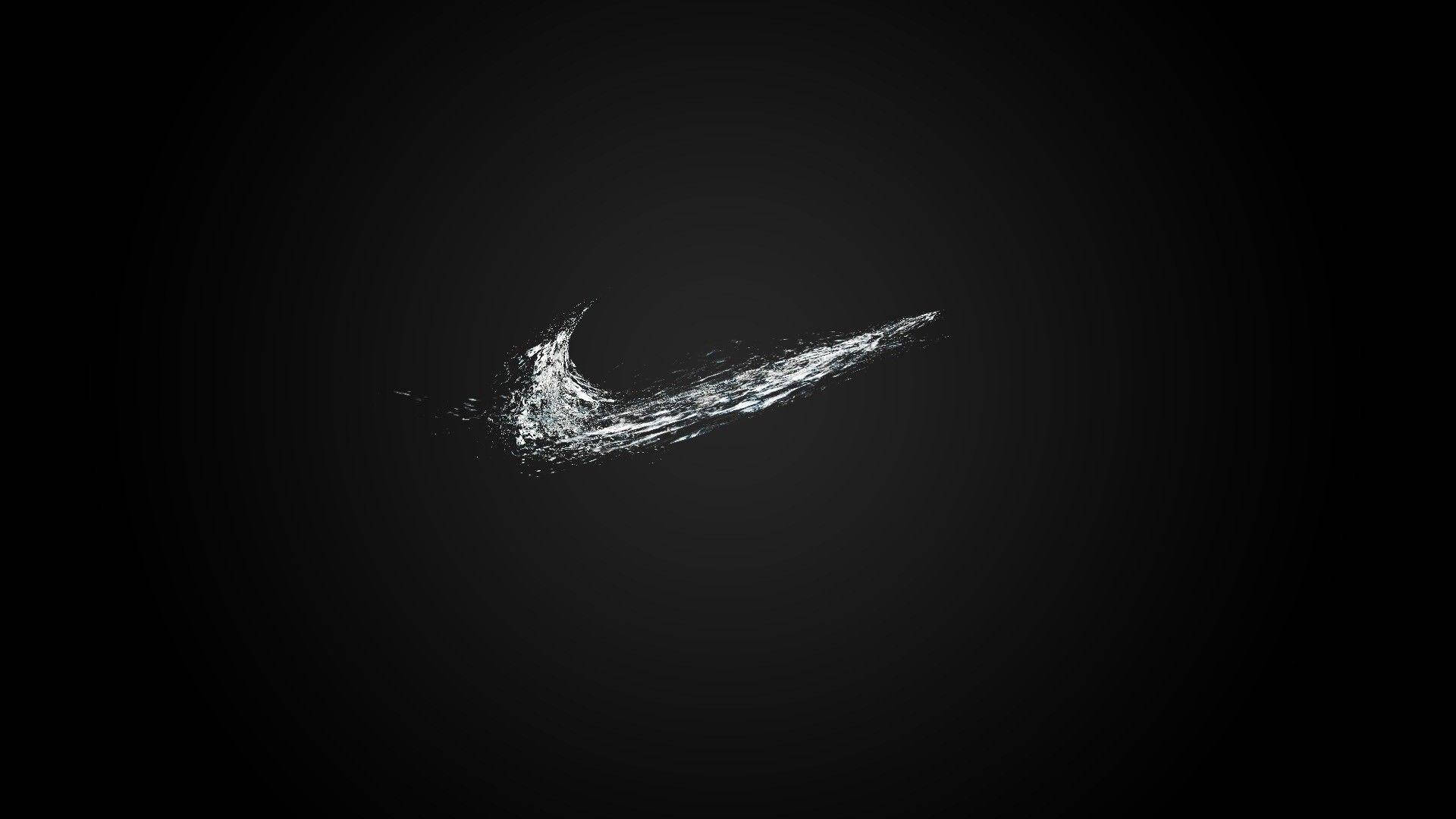 一個在黑色背景上由水組成的白色Nike勾號標誌。
