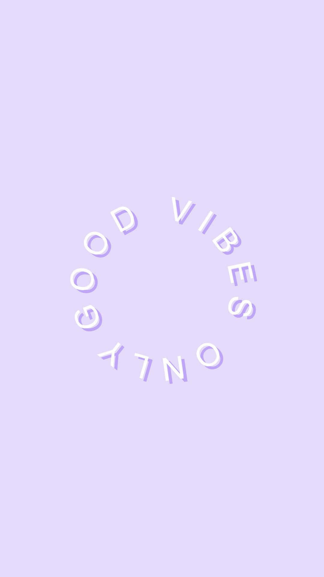 可愛糖果色調 桌布 壁紙 — 簡約薰衣草背景，帶有白色圓形字體的「GOOD VIBES ONLY」文字。