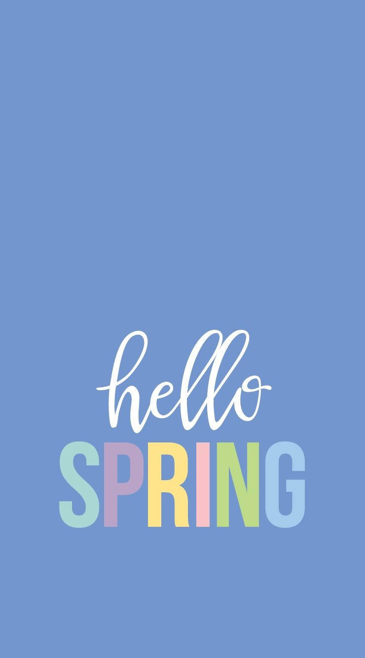 簡約藍底「Hello Spring」 壁紙 — 柔和藍色背景上以彩色字母寫著「hello SPRING」的愉快粉彩春季問候。