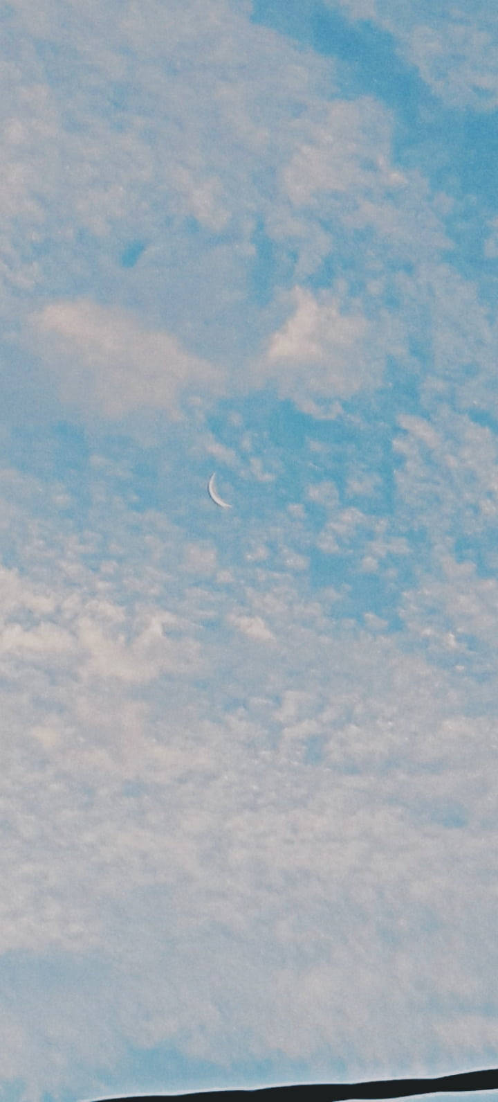 多雲藍天下的新月