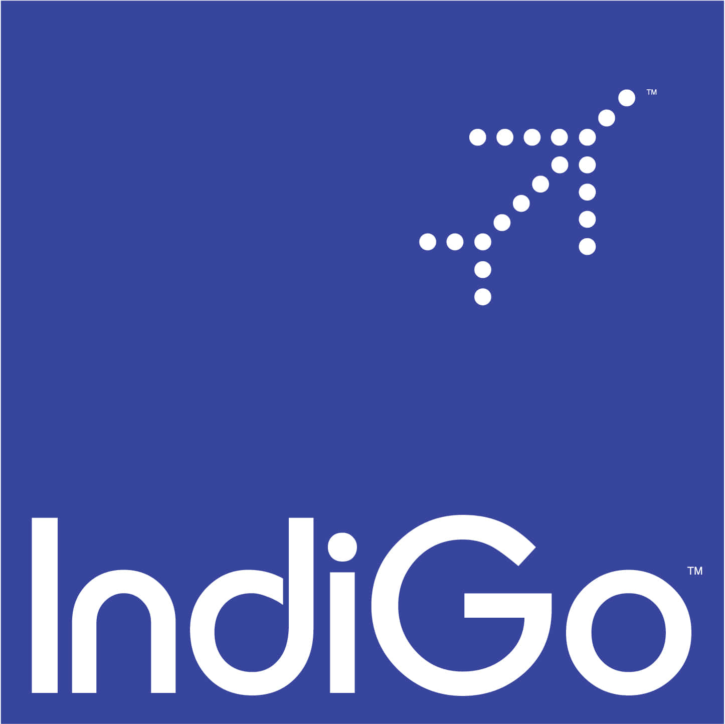 Indigo Blue 桌布 壁紙 — 簡約藍色背景上，IndiGo 航空公司標誌以白色圓點在品牌名稱上方形成飛機圖案。