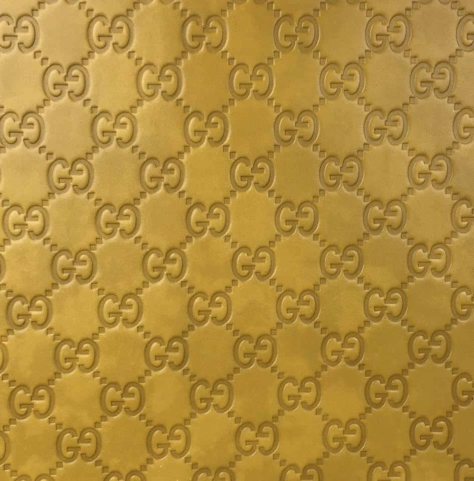金色壓花GG字母組合圖案在紋理牆紙上。