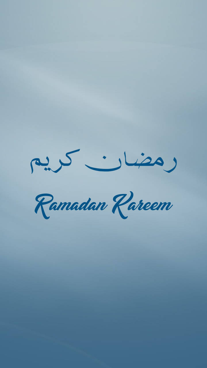 在柔和的藍色漸變上，以阿拉伯語和英語呈現的 Ramadan Kareem 祝福語。