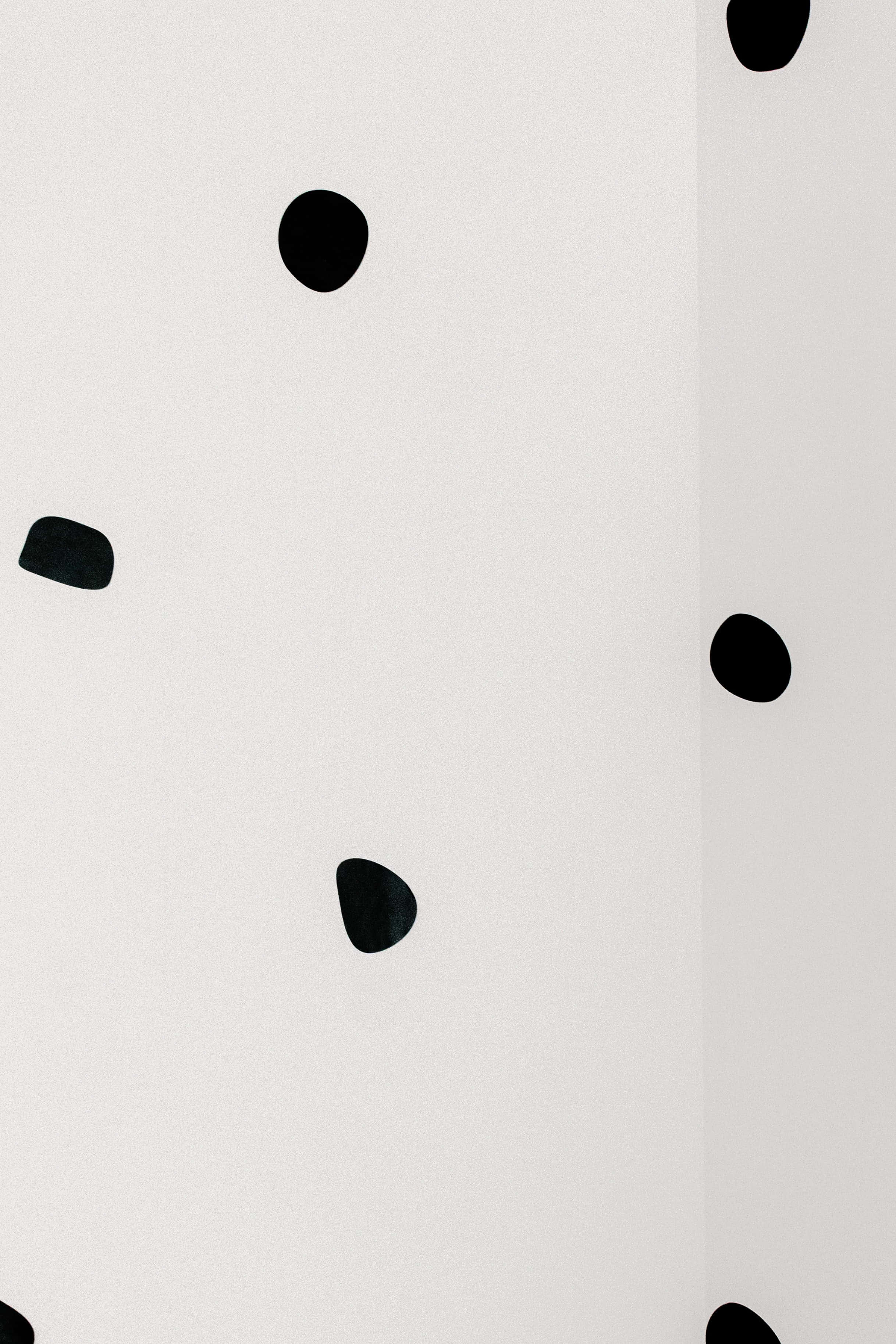 Black And White Dots 桌布 壁紙 — 簡約風格牆紙，在帶有紋理的米白色背景上散佈著黑色有機形狀。