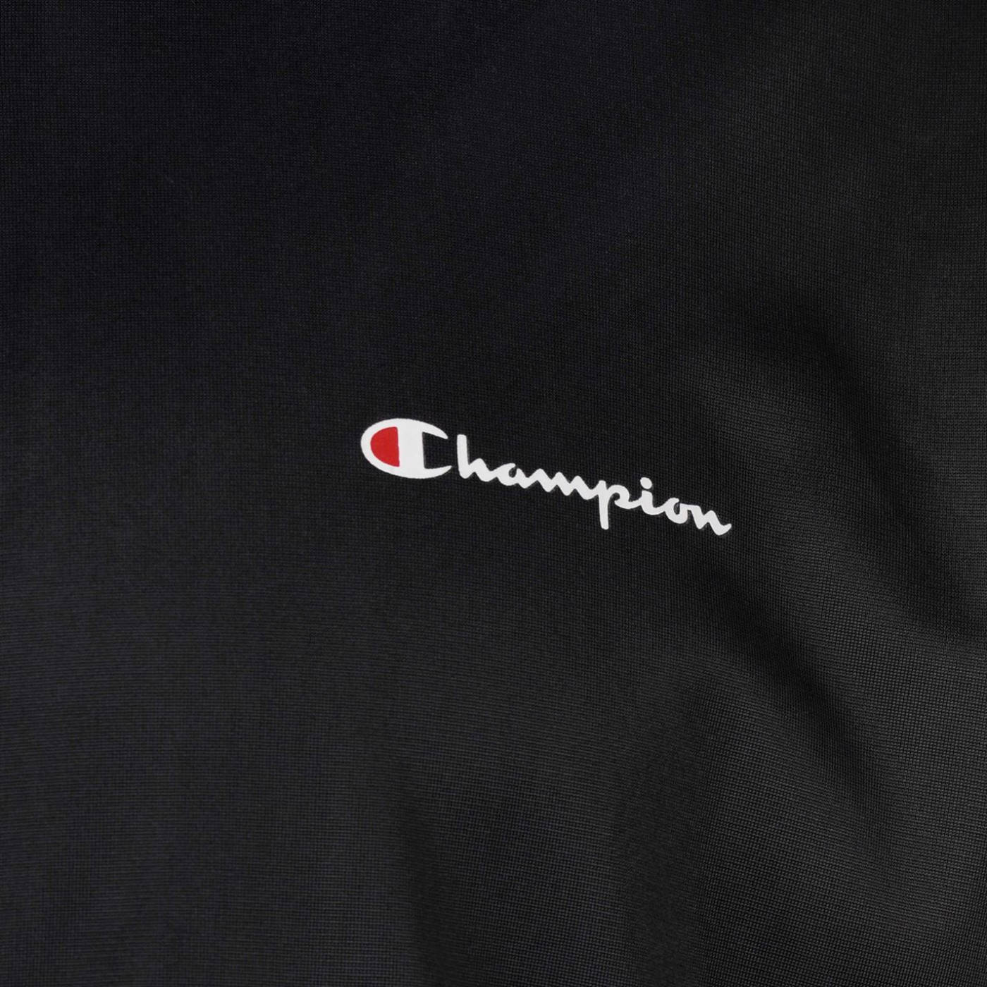 布料上刺繡的黑色Champion標誌