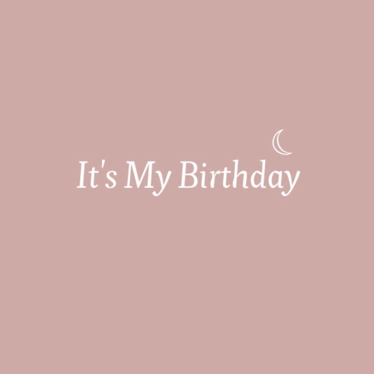 簡約馬爾文慶祝生日 壁紙 — 極簡塵玫瑰背景，白色文字寫著「It's My Birthday」，birthday 上方有一彎新月。