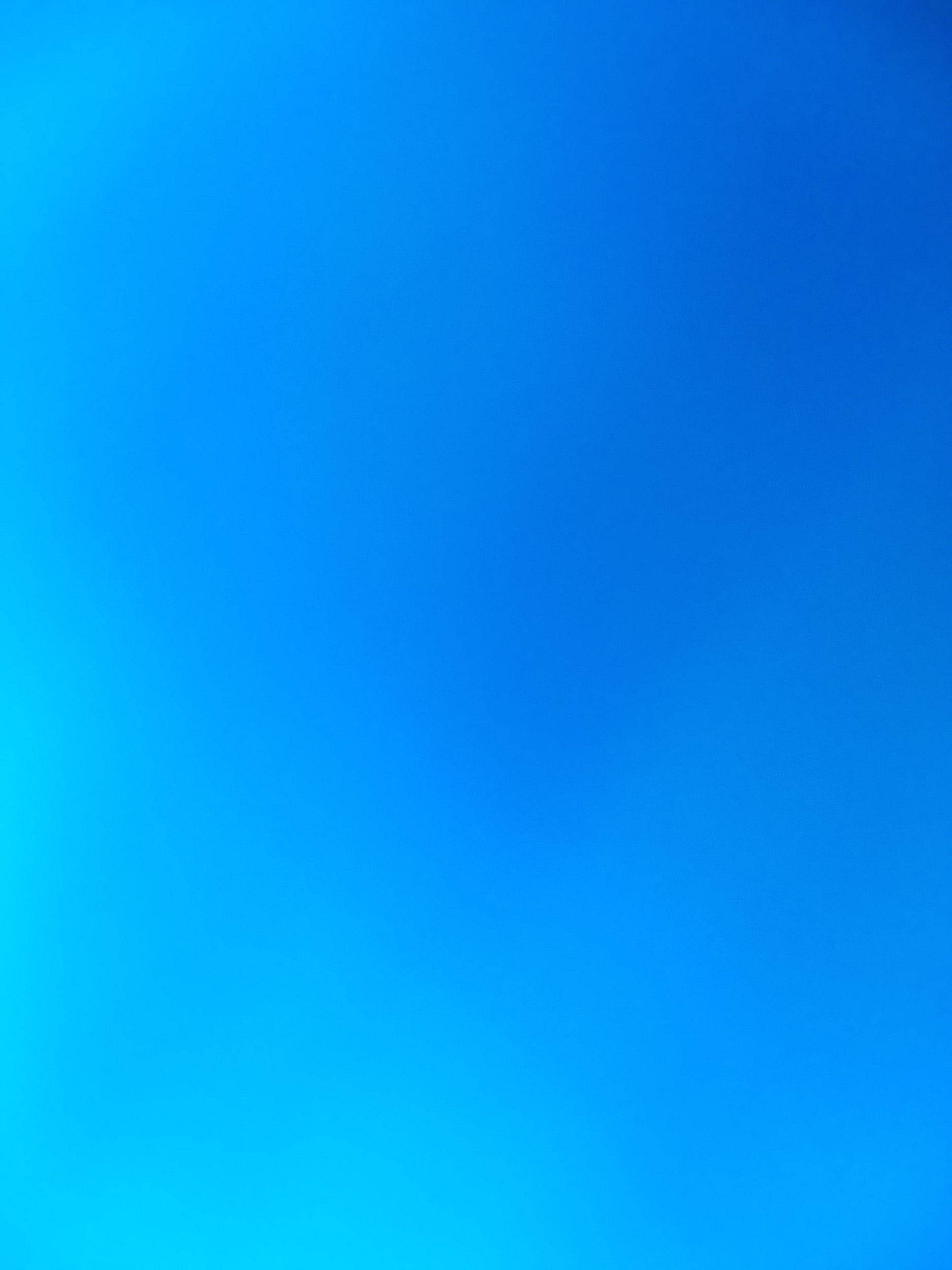 簡約高清 iPhone 藍色漸層壁紙 壁紙 — 整個畫面由淺藍到深藍的平靜漸變色調。