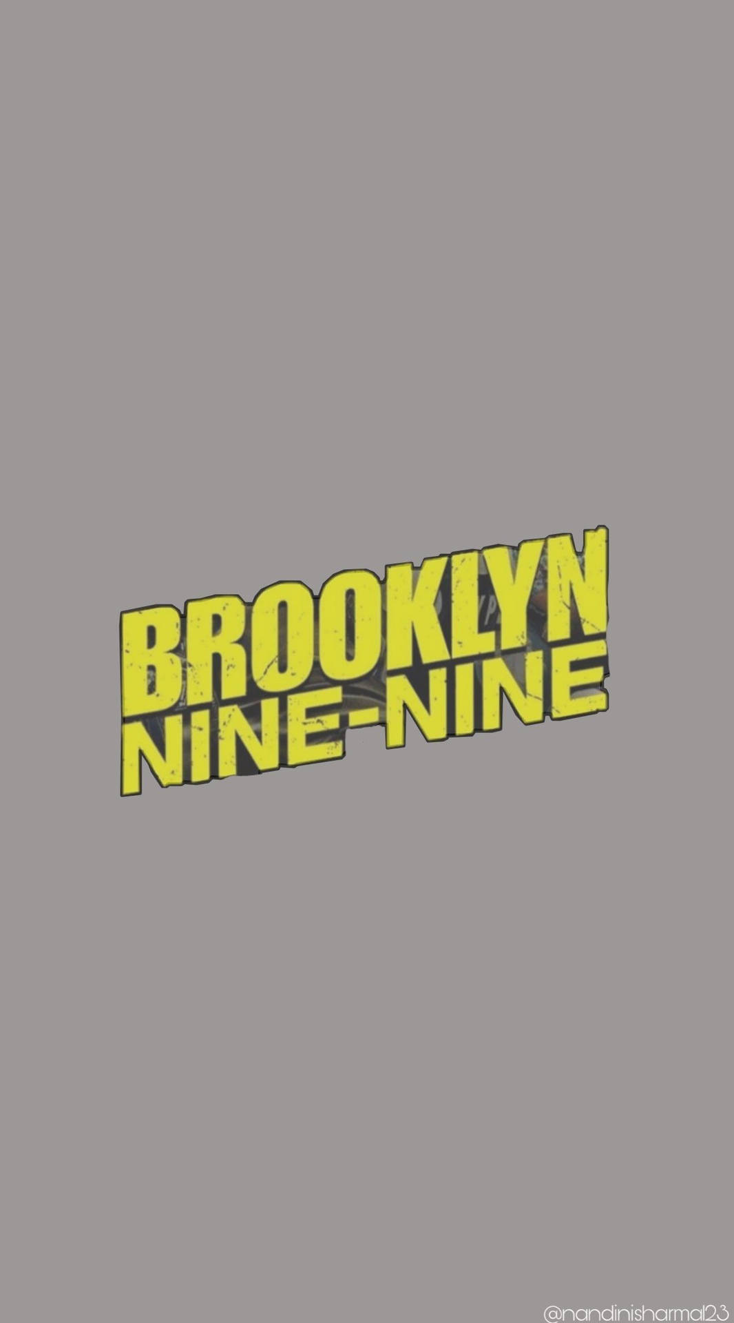 灰色背景上的黃色 Brooklyn Nine-Nine 電視節目標誌。