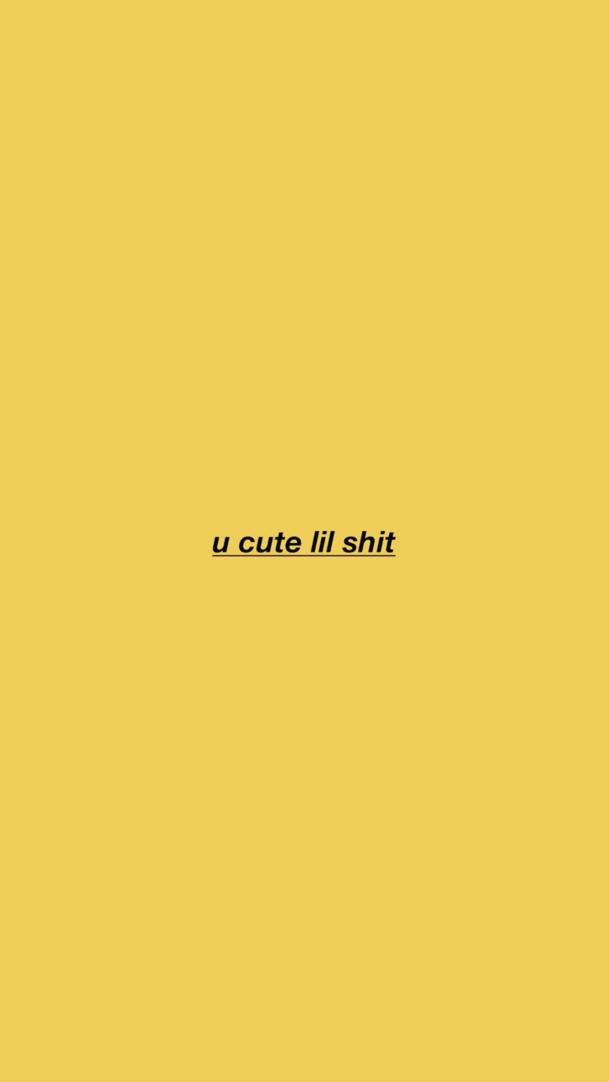 Pastel Yellow Aesthetic 桌布 壁紙 — 簡約黃色背景，中央帶有底線的文字寫著 u cute lil shit。