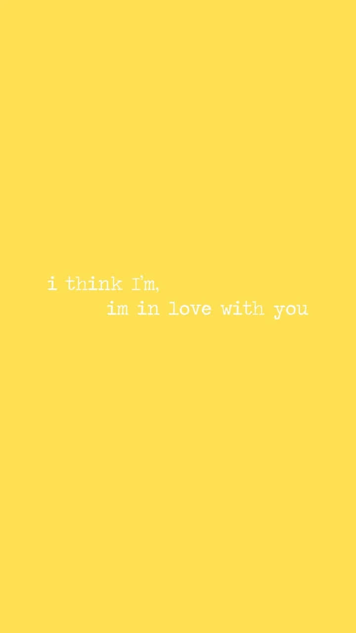 愛戀風格 桌布 壁紙 — 簡約黃色背景，白色小寫文字寫著 i think i'm im in love with you