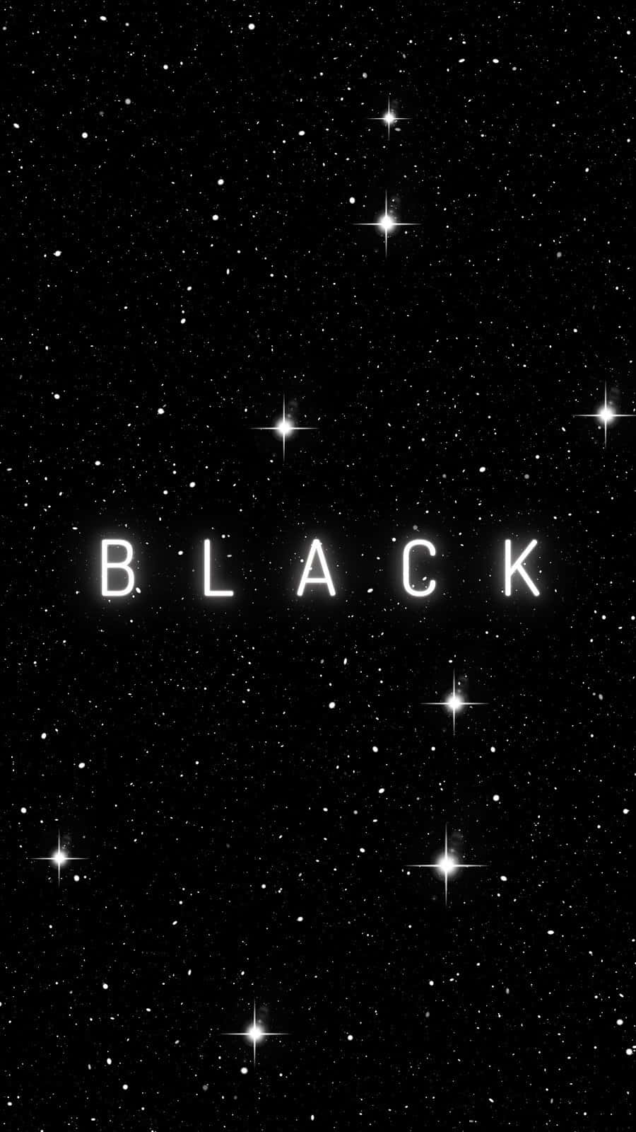 「黑色」這個詞以白色字母在星空夜空中發光。