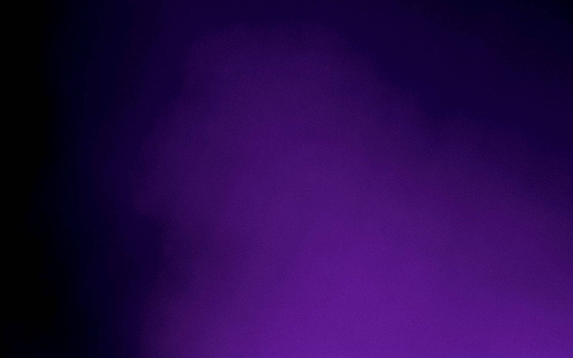 簡約黑紫美學漸層背景 壁紙 — 深紫色煙霧的漸變在黑色背景上柔和擴散，營造出神秘而空靈的氛圍。