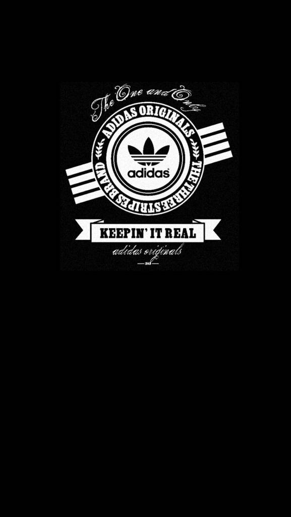 簡約黑色原版阿迪達斯 iPhone 壁紙 — 鮮明的黑色背景上，有一個白色的Adidas Originals標誌，並以粗體字型顯示「The One and Only」和「KEEPIN' IT REAL」文字。