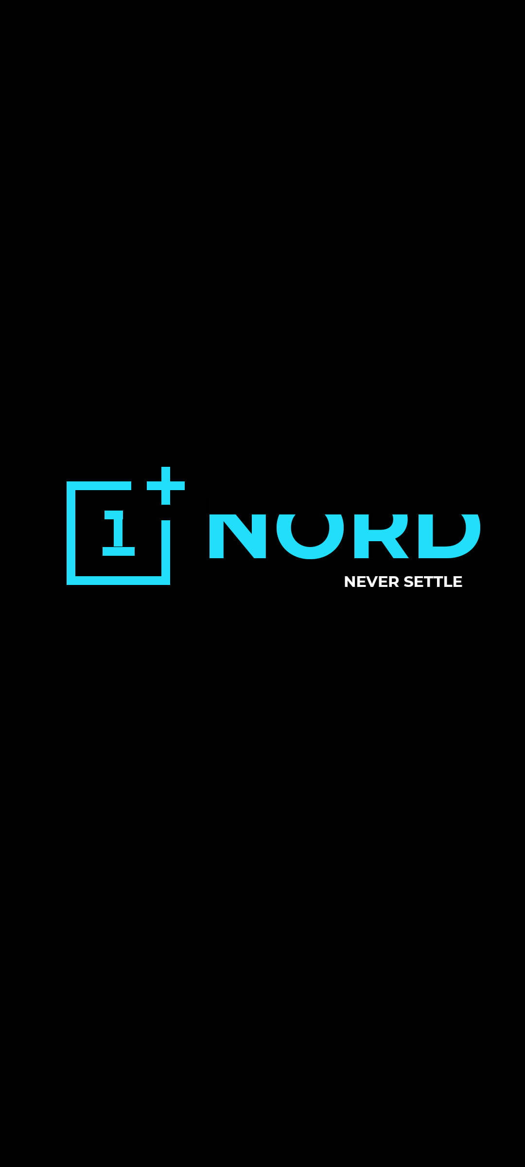 黑色同藍色 桌布 壁紙 — 簡約黑色背景上有一個發光的青色OnePlus Nord標誌，並以白色小字顯示標語never settle。