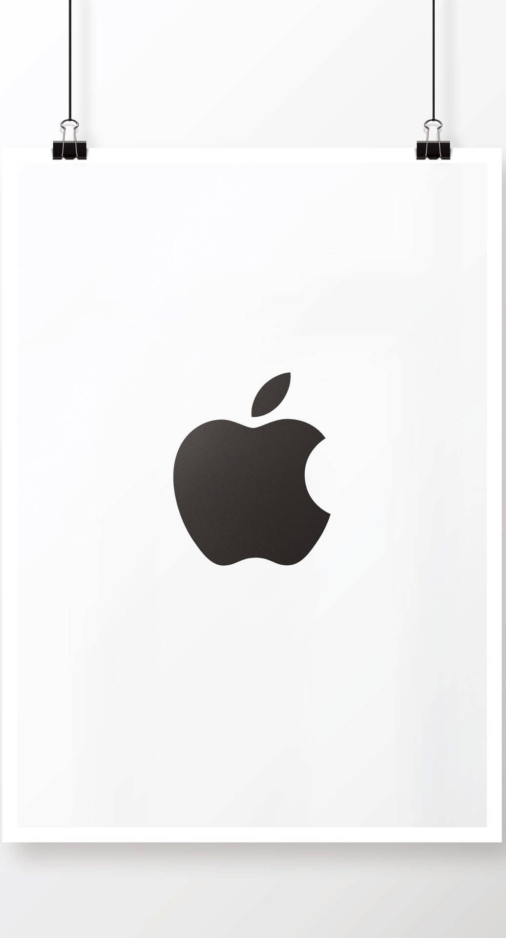 黑色Apple標誌在白色海報上用夾子掛著