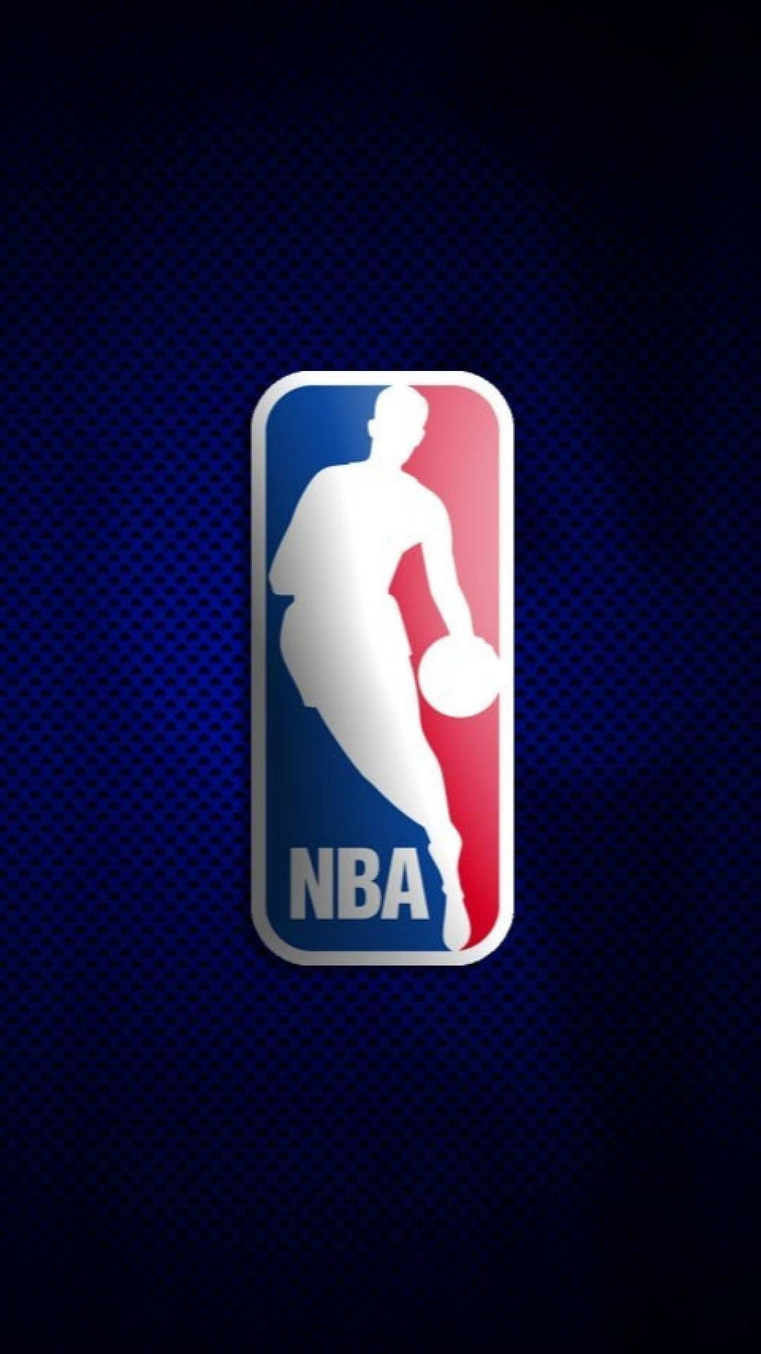 NBA標誌，白色剪影籃球運動員，藍色紋理背景。