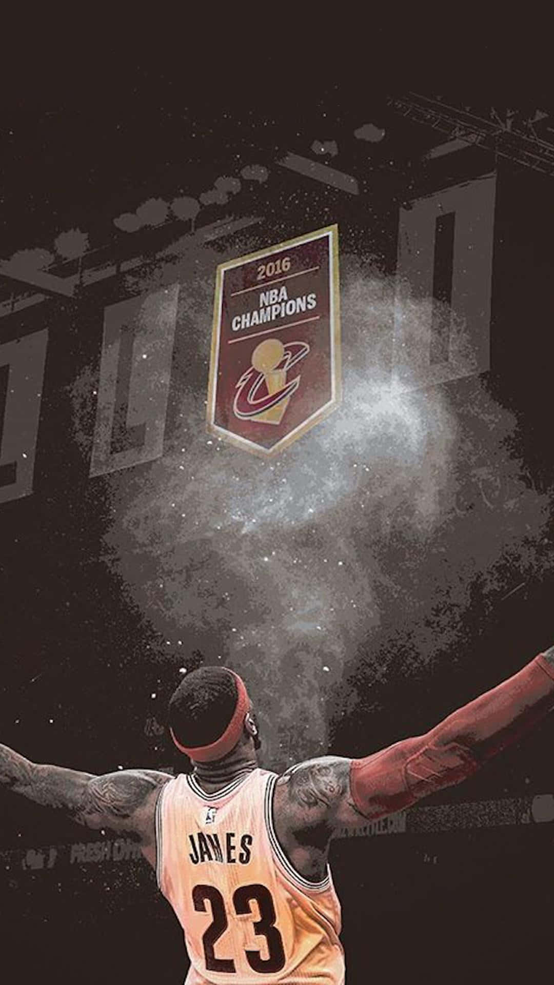 籃球運動員高舉雙臂慶祝NBA冠軍勝利。