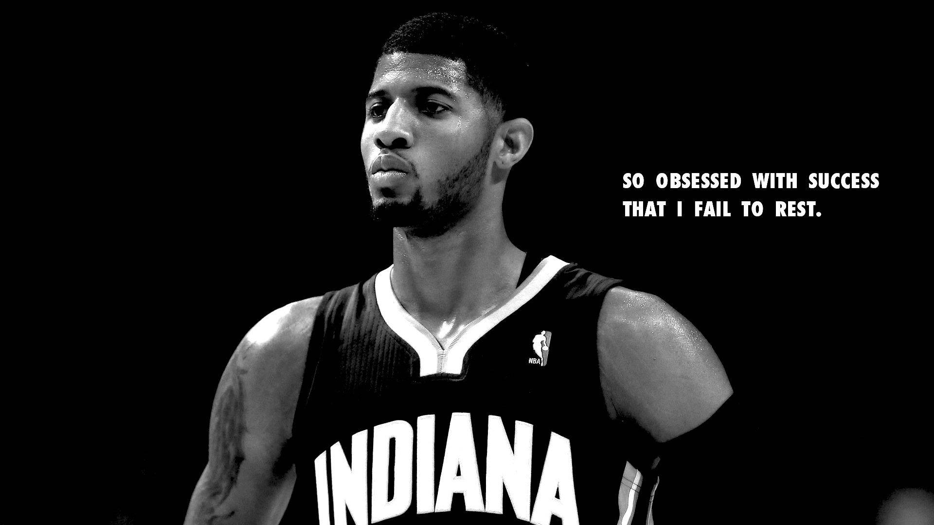 籃球激勵成功癡迷 壁紙 — 籃球運動員保羅·喬治身穿印第安納步行者隊球衣的黑白肖像，背景為深色，並附有勵志名言。