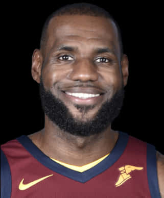 籃球運動員微笑肖像 壁紙 — 勒邦占士喺黑色背景前，着住栗色籃球波衫燦爛微笑。