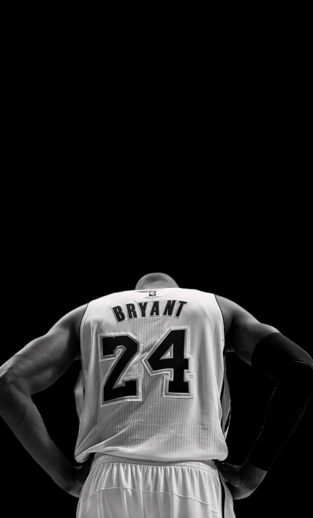 科比· Bryant 桌布 壁紙 — 籃球運動員身穿24號球衣，背對純黑色背景。