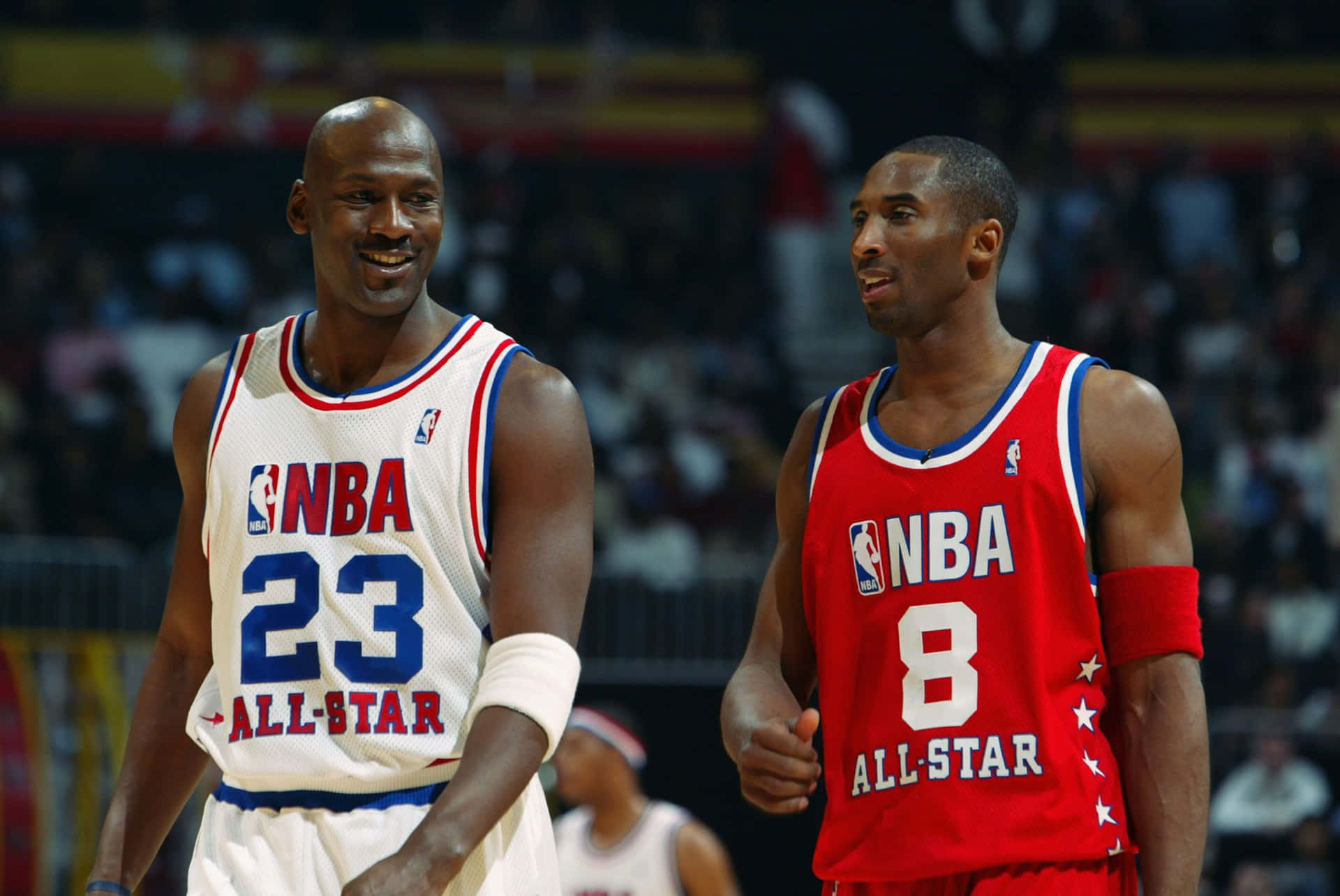 米高佐敦和高比拜仁穿著NBA全明星球衣在籃球場上。