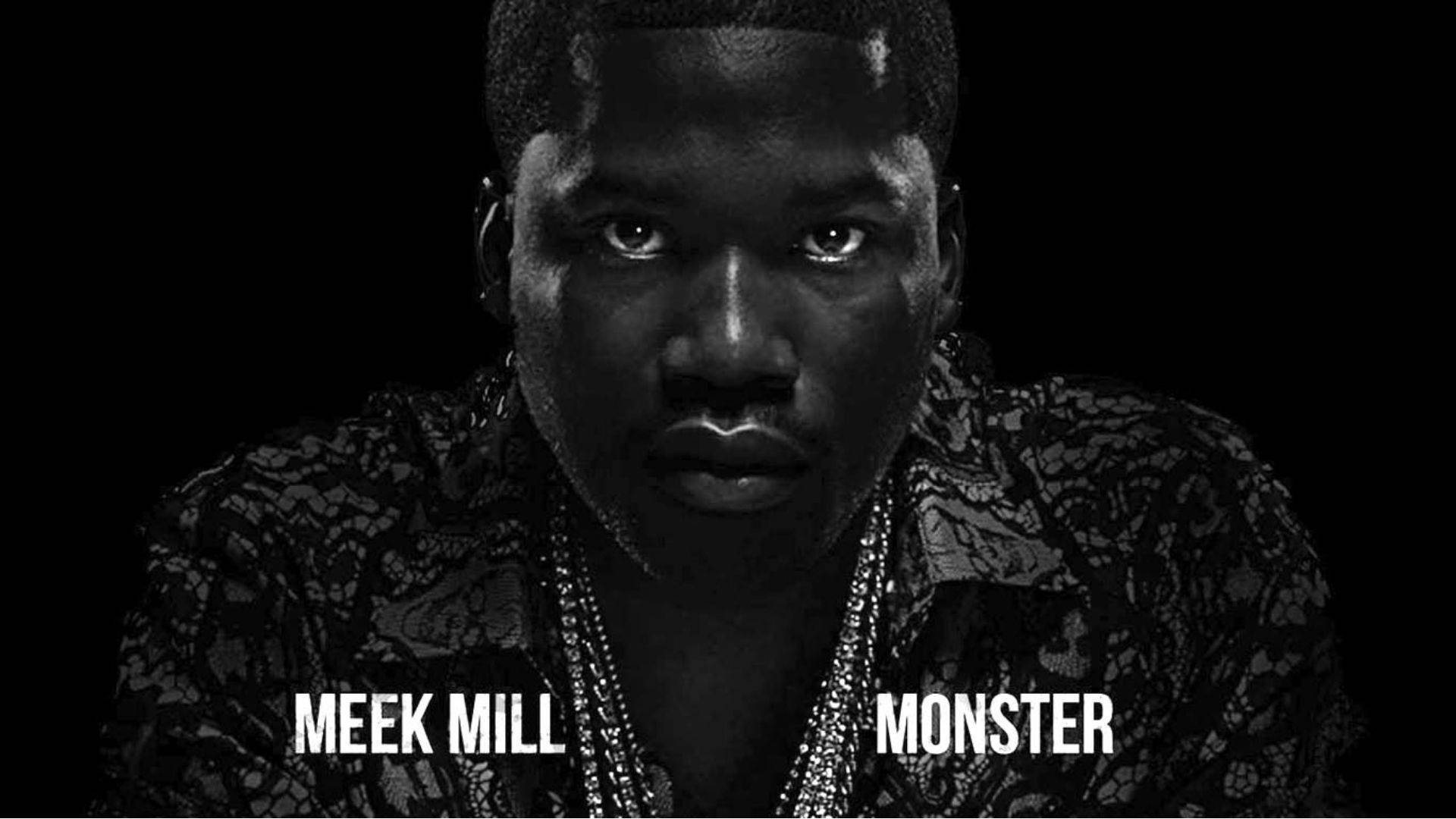 Meek Mill Monster 壁紙 — 米克·米爾的黑白肖像，在黑暗背景下強烈凝視，帶有文字疊加。