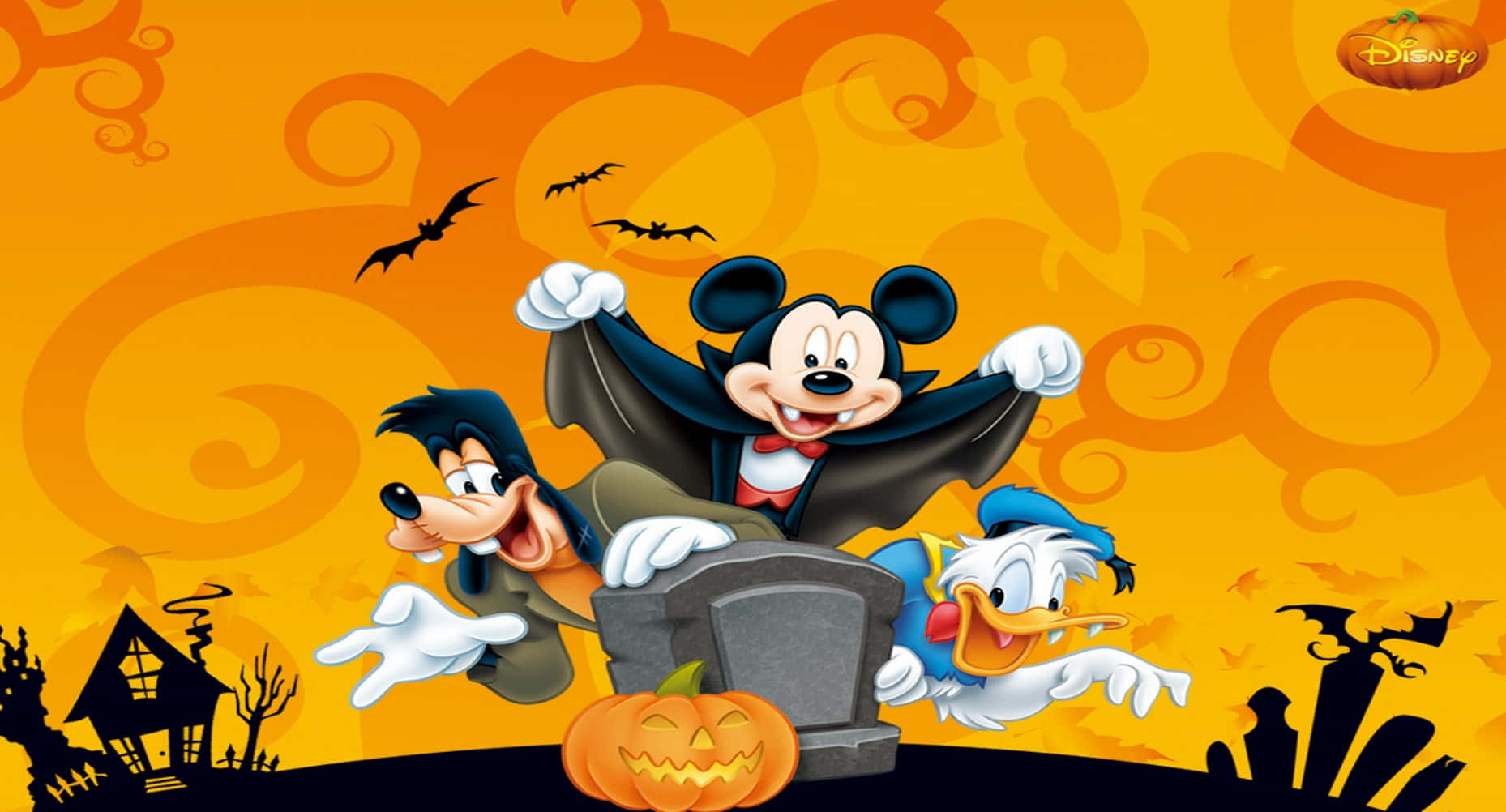 Disney Halloween 桌布 壁紙 — 米奇、高飛和唐老鴨打扮成吸血鬼，在橙色萬聖節漩渦背景下從墓碑上歡快地跳躍。