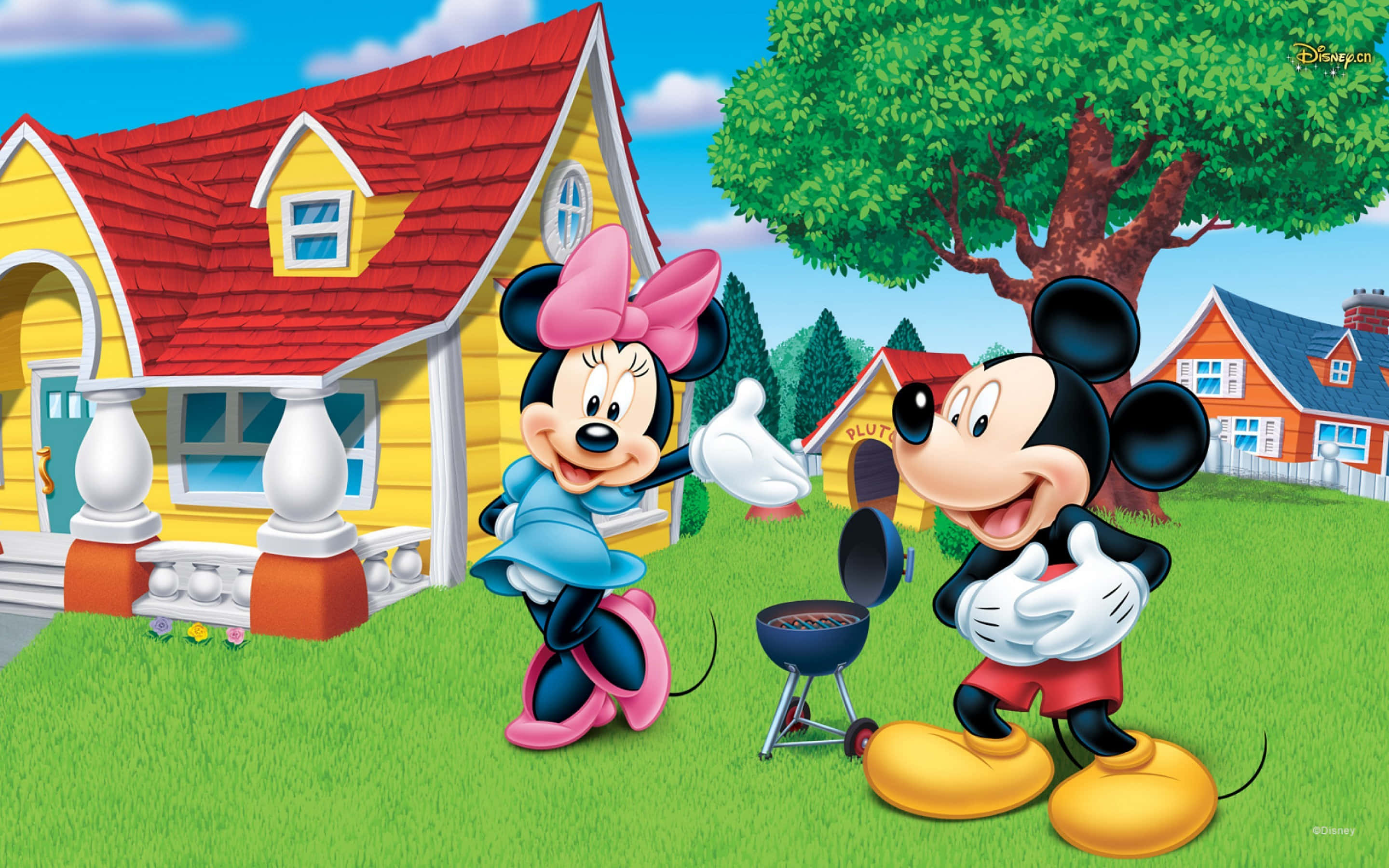 Mickey Mouse Clubhouse 桌布 壁紙 — 米奇和米妮在陽光明媚的郊區後院愉快地燒烤漢堡，周圍有色彩繽紛的房屋和茂密的綠植。