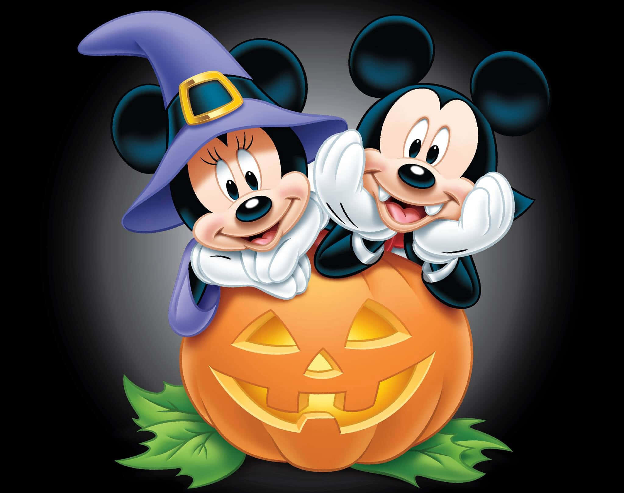 Disney Halloween 桌布 壁紙 — 米奇和米妮老鼠從一個發光的南瓜燈籠中愉快地探出頭來，戴著巫婆帽，背景是黑暗的。