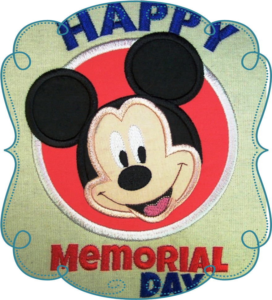 米奇紀念日慶祝徽章 壁紙 — 米奇老鼠刺繡補丁，米色布料上有紅色圓圈和藍色邊框，並有「Happy Memorial Day」文字。