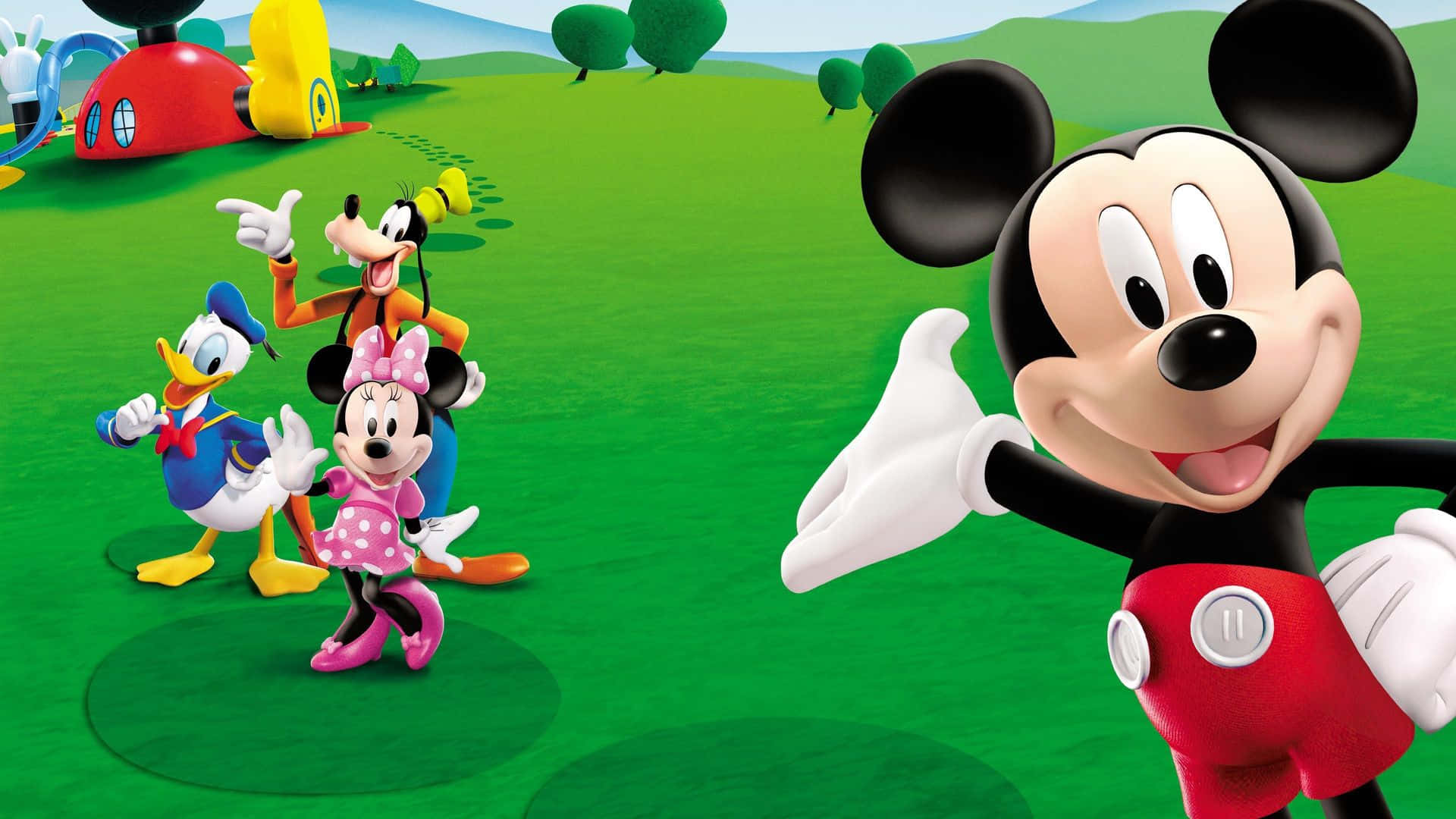 Mickey Mouse Clubhouse 桌布 壁紙 — 米奇老鼠和朋友們在晴朗的天空下，於明亮的綠色草地上與色彩繽紛的遊樂設施一起愉快地揮手。