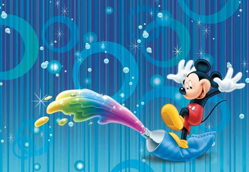 Cool Disney 桌布 壁紙 — 米奇老鼠開心地騎著畫筆，在閃爍的藍色條紋背景上釋放出彩虹飛濺。