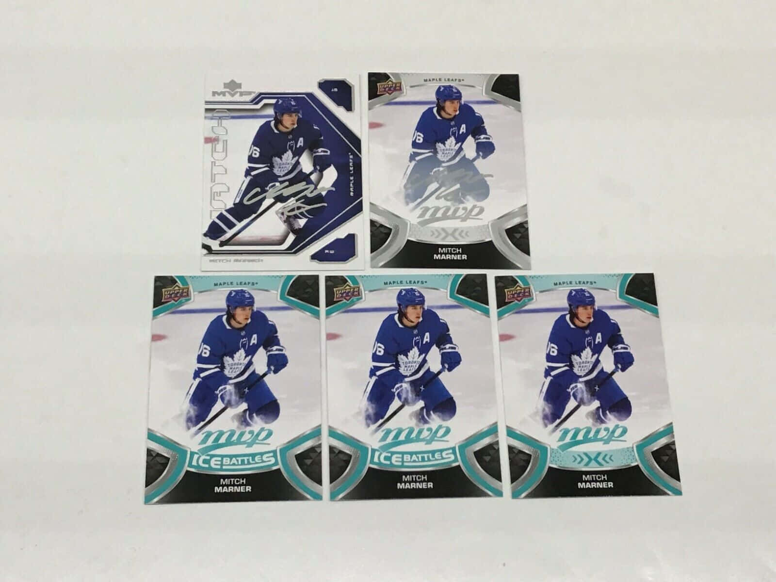 白色背景上的五張 Mitch Marner 冰球交易卡。