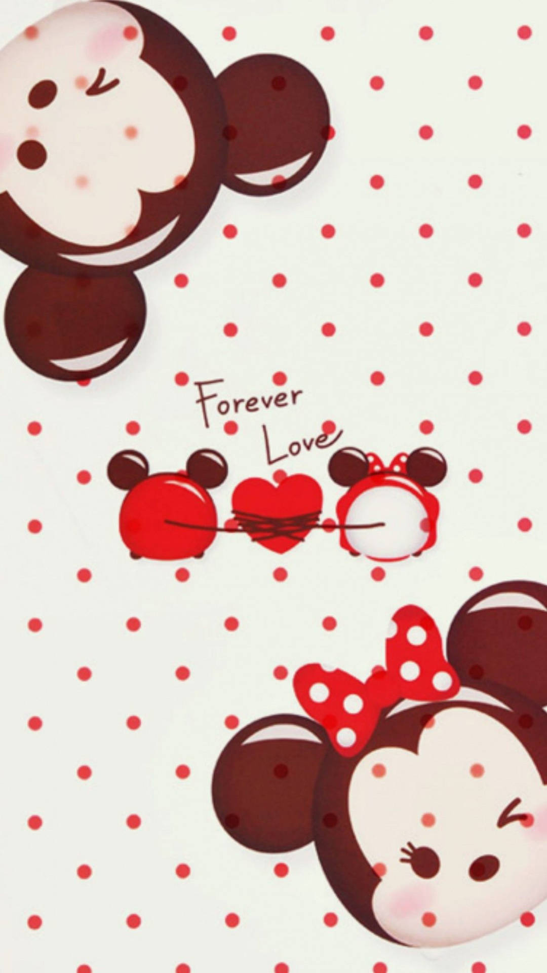 可愛的Tsum Tsum米奇和米妮在紅色圓點背景上拿著一個帶有「Forever Love」字樣的心形。