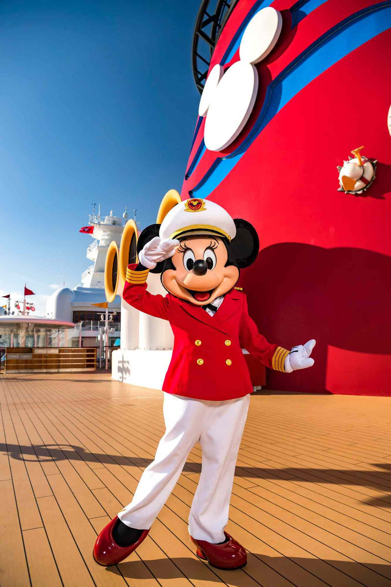 米妮老鼠穿著水手制服在明亮的陽光下於遊輪甲板上敬禮。