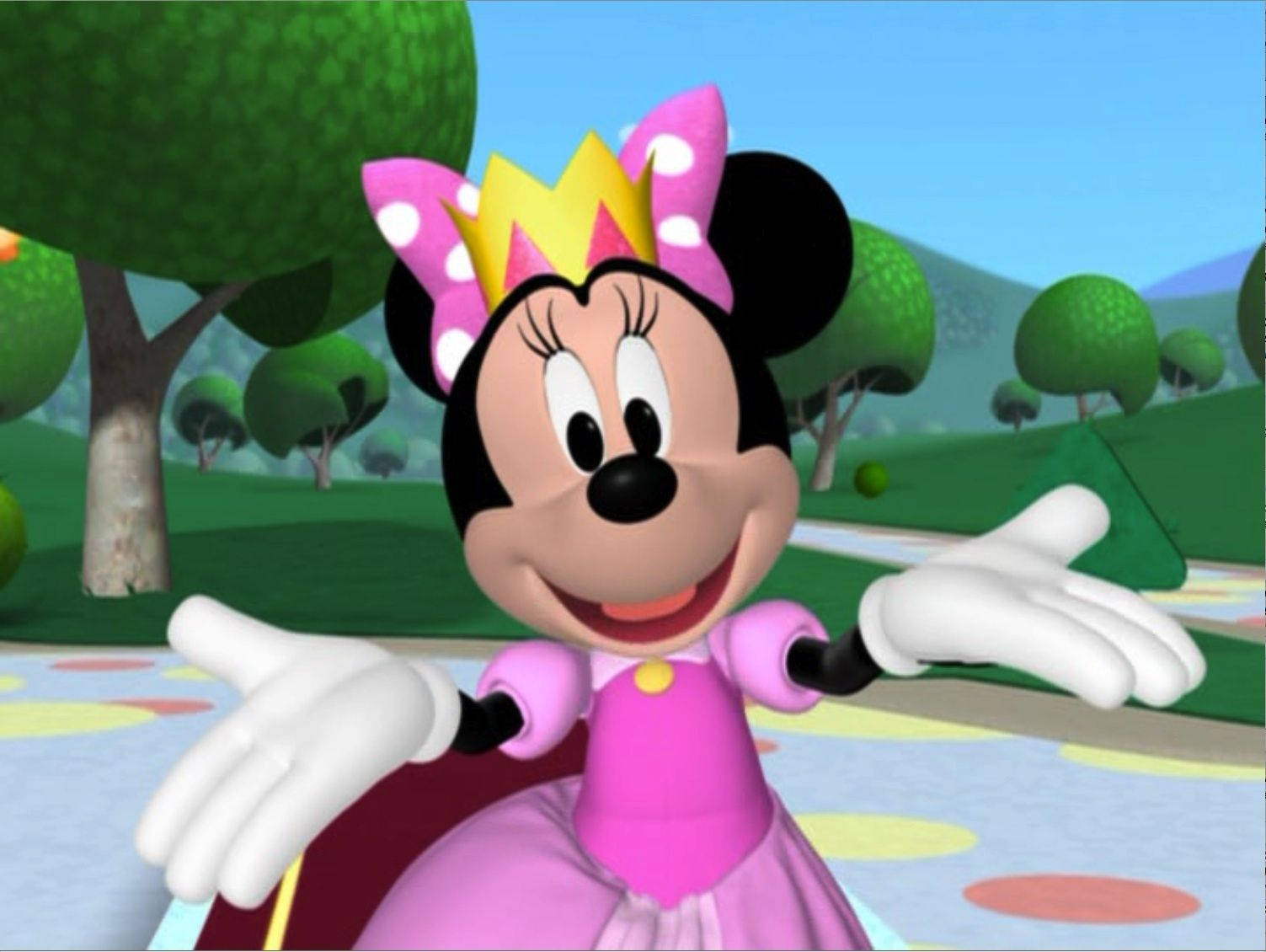 Minnie Mouse 桌布 壁紙 — 米妮老鼠身穿粉紅色公主裙和皇冠，在色彩繽紛的戶外場景中張開雙臂溫暖地微笑。