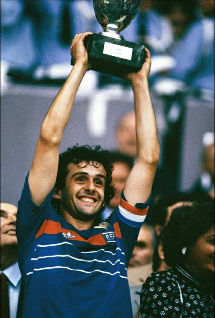 足球運動員高舉獎盃慶祝勝利