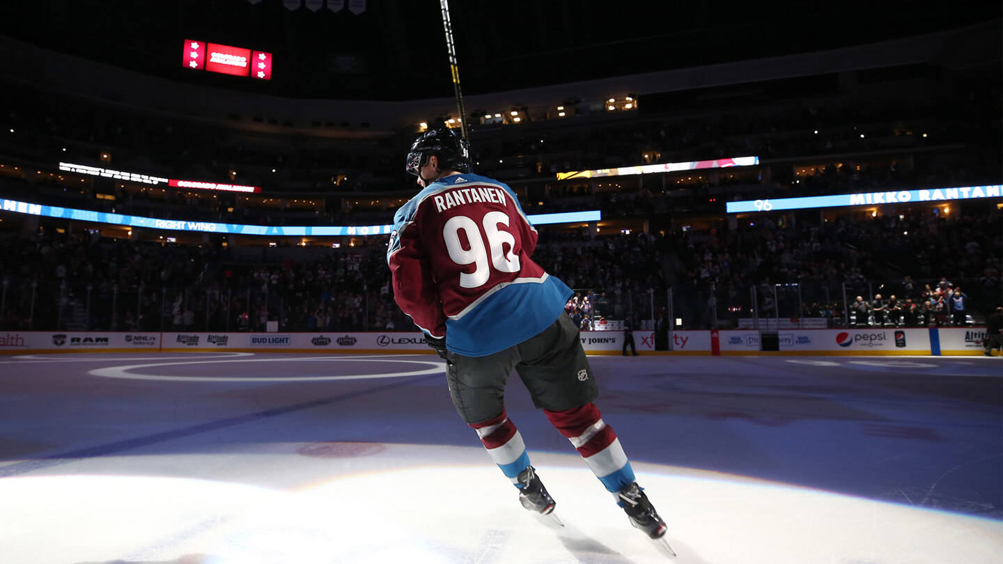 冰球運動員Rantanen 96號在場館燈光下在冰上滑行。