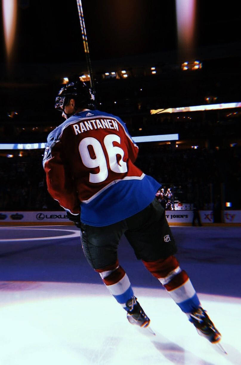 冰球運動員 Rantanen 96 號在夜間場館的冰上滑冰。