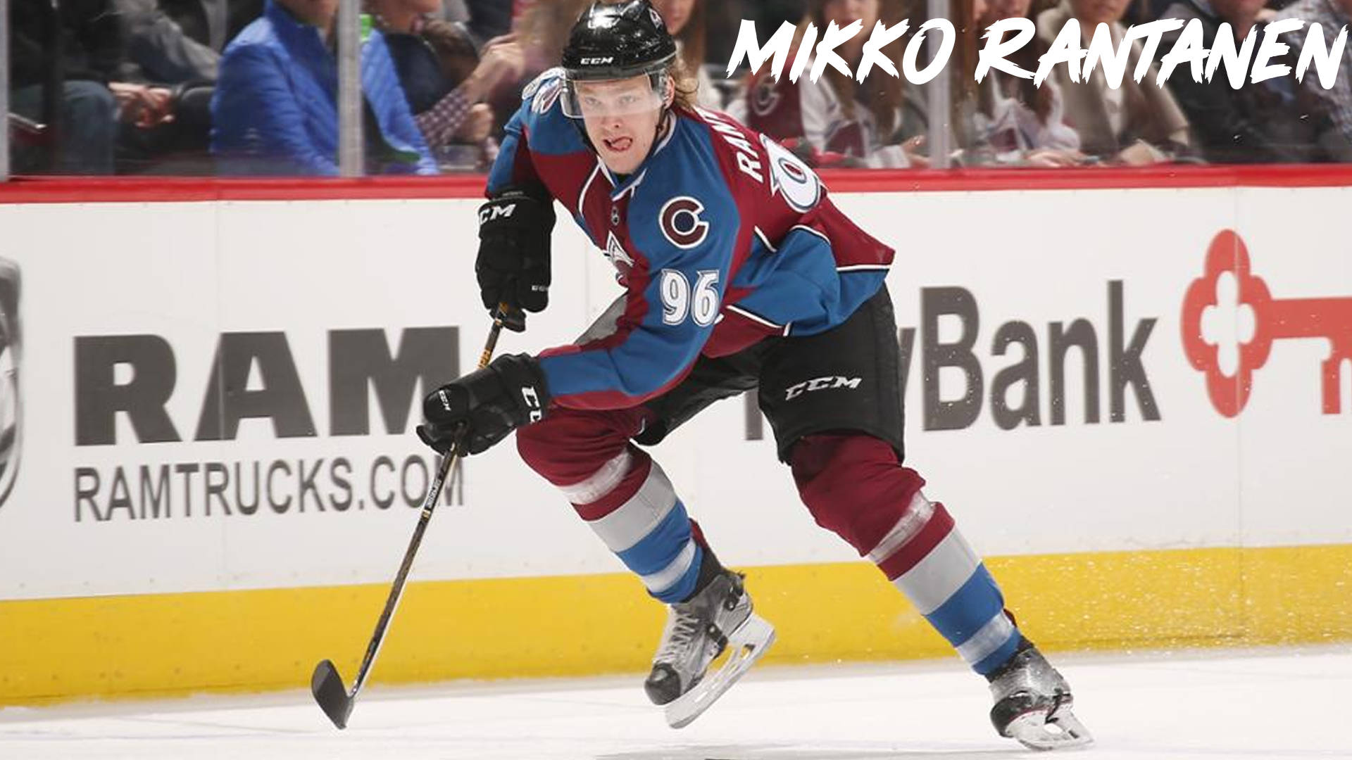 冰球運動員 Mikko Rantanen 在比賽期間穿著科羅拉多雪崩隊服在冰上滑行。