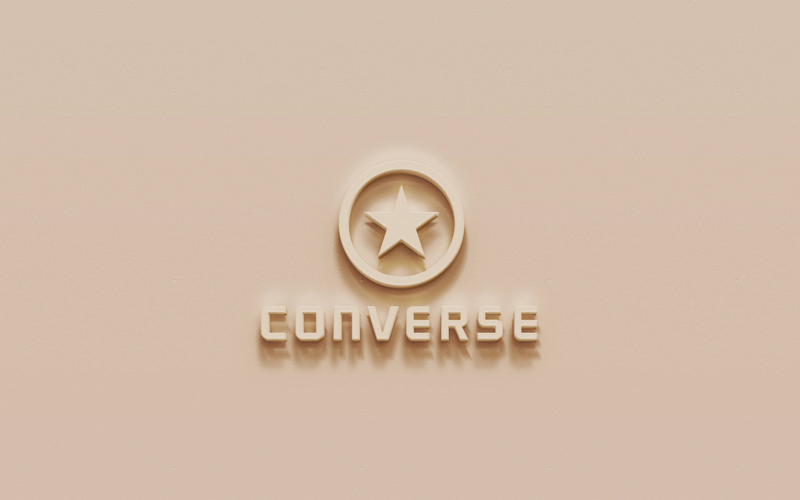 米色 Converse 標誌 3D 背景 壁紙 — 簡約米色牆壁，柔光下凸顯Converse標誌、星星徽章及品牌名稱。
