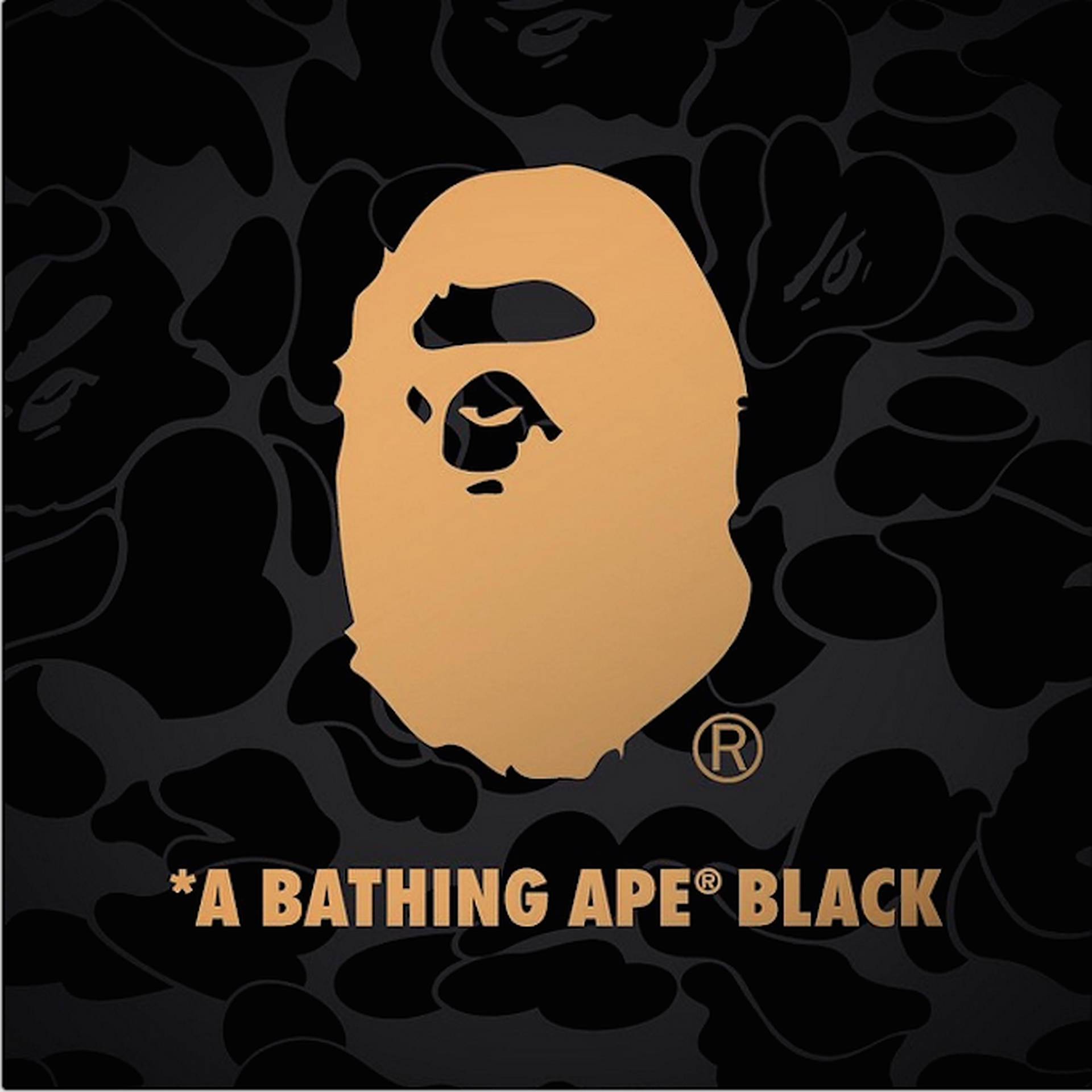 黑色迷彩背景上嘅金色A Bathing Ape標誌同品牌文字。