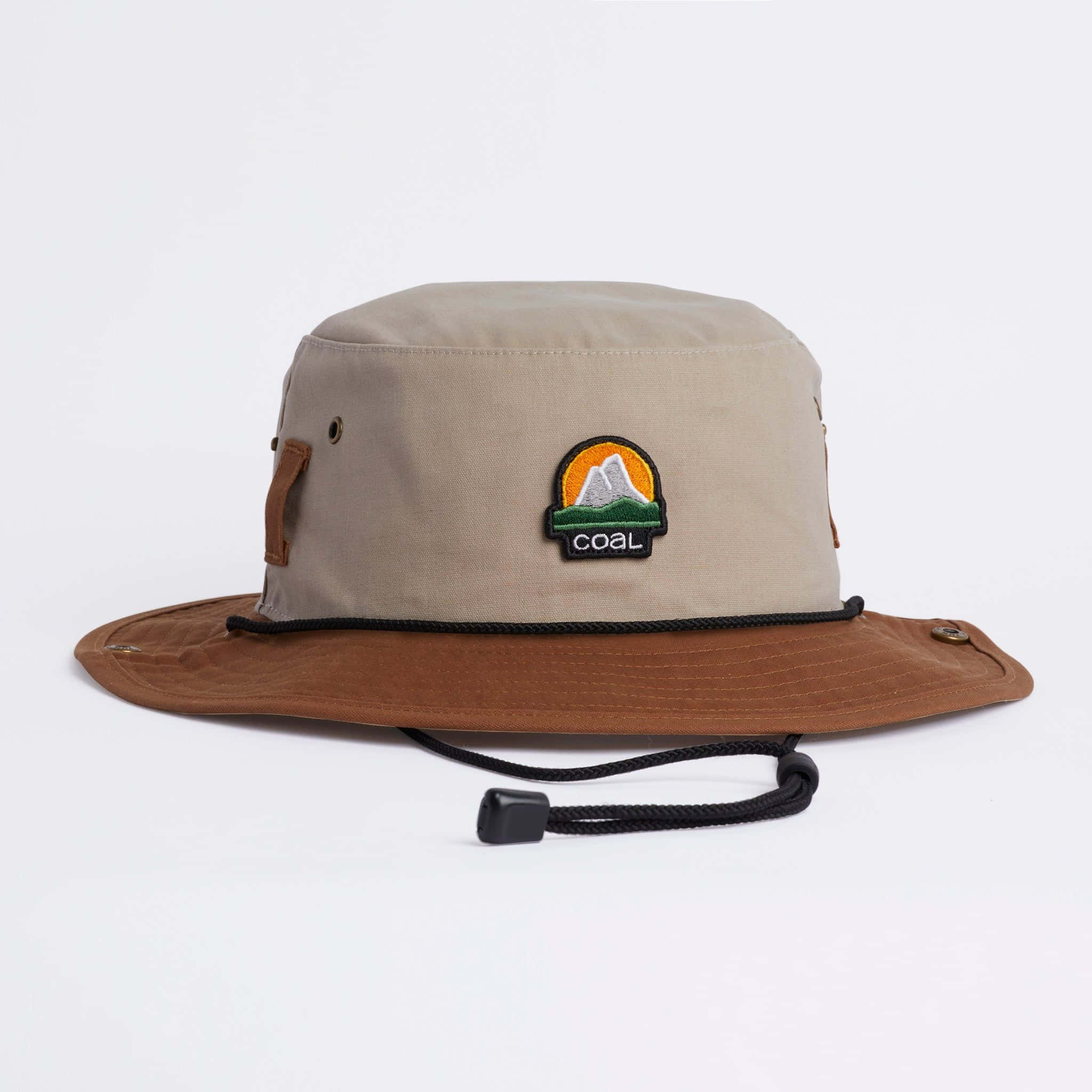 Hat 桌布 壁紙 — 米色和棕色漁夫帽，帶有山脈標誌貼片和可調節抽繩，背景為純白色。