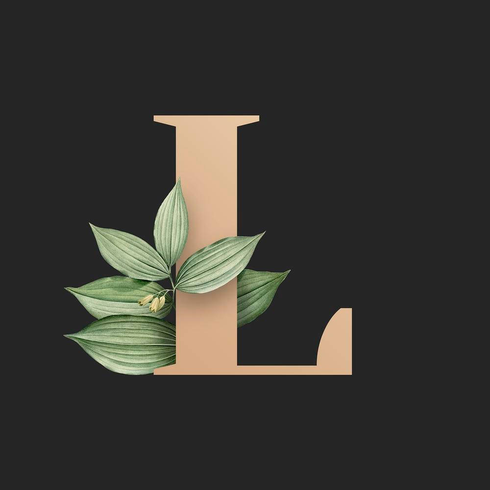 米色字母L，以綠色葉子和小花裝飾，深色背景。