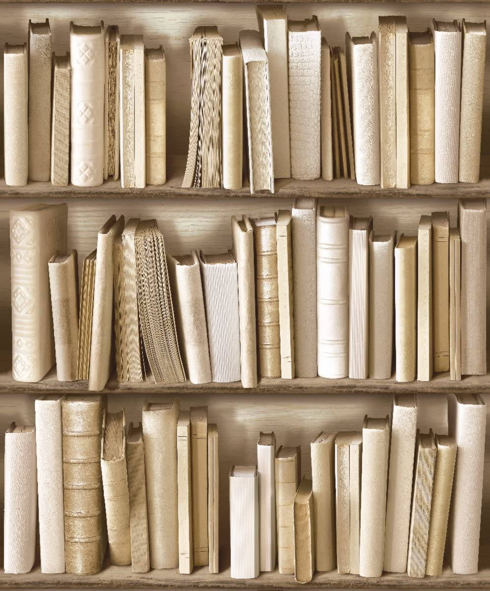 木質書架上排列著帶有奶油色和金色書脊的復古書籍。