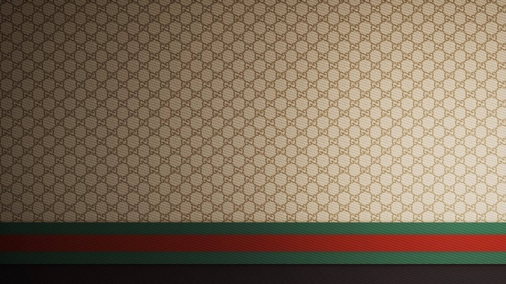 Gucci 桌布 壁紙 — 米色牆紙，帶有重複的GG字母組合圖案和底部紅綠條紋。