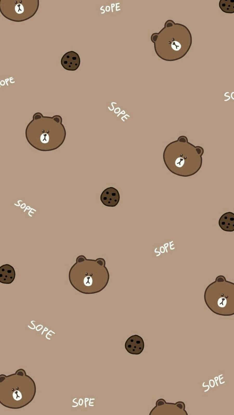 Kawaii Bear 桌布 壁紙 — 米色牆紙圖案，上面有可愛的棕色熊臉和朱古力曲奇，並散落著SOPE字樣。
