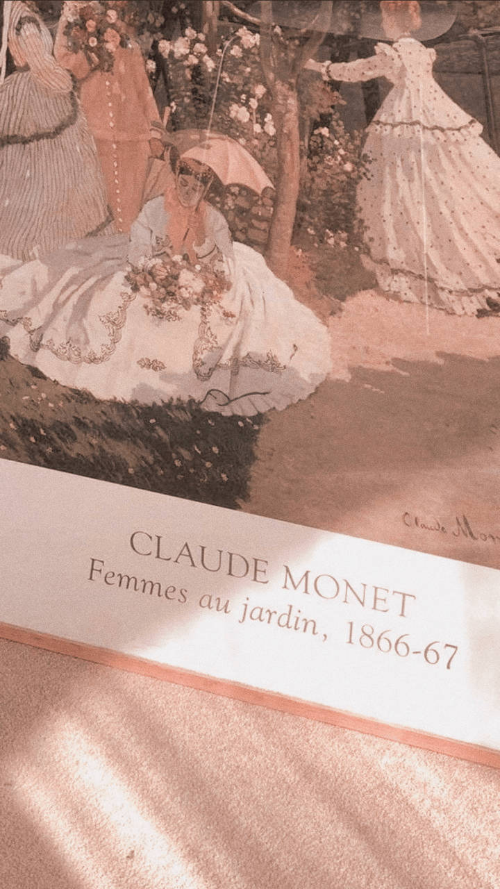 米色畫作 壁紙 — 克勞德·莫內1866-67年的畫作描繪了優雅的女性穿著寬大連衣裙，置身於陽光斑駁的花園中，筆觸柔和，色調溫暖。